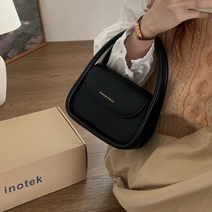 แฟชั่นและกระเป๋า กระเป๋าสะพายข้างผู้หญิง สีแดง กระเป๋าทรงสี่เหลี่ยมเล็ก หัวเข็มขัดแม่เหล็ก ใช้ได้ทุกวัน - Product Image 4