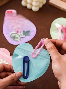 Sacs à bijoux biodégradables en PVC couleur macaron, personnalisés en forme de cœur avec fermeture éclair, pour boucles d'oreilles, bracelets, colliers, lunettes - Vente en gros - Product Image 3