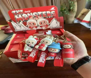 Porte-clés en plastique Coca-Cola The Monsters, imprimé dessin animé, cadeau promotionnel - Product Image 3