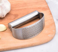 Handmatige knoflookpers van SS304 metaal, 430 roestvrijstalen rocker snijder voor fruit & groenten, gember crusher