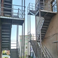 Escaliers d'évacuation en acier modernes pour appartement, utilisation extérieure, avec marches en métal galvanisé
