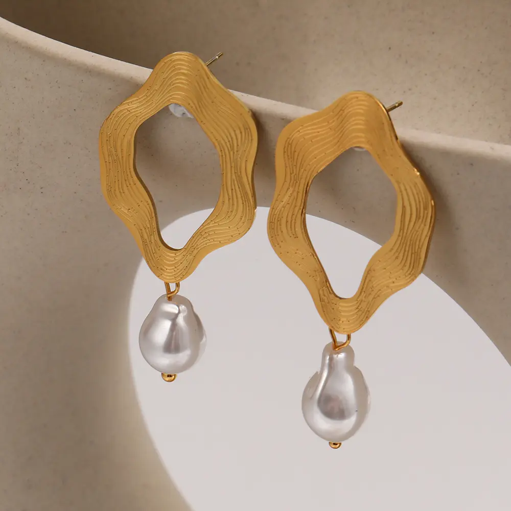 Gioielli da donna eleganti e lanuginosi con motivo ondulato esagerato in acciaio inossidabile 18K placcato oro orecchini pendenti con perla