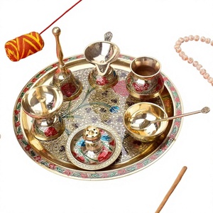 Plateau de service traditionnel en laiton plaqué or, motif floral en relief, artisanat métallique circulaire, décoration de mariage, ensemble cadeau pooja thali - Product Image 4