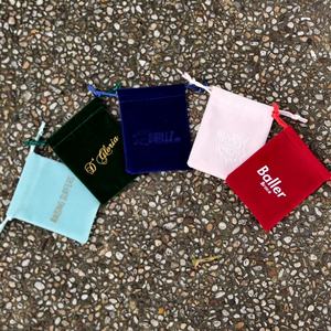 รับผลิตถุงกำมะหยี่สีดำสำหรับบรรจุภัณฑ์เครื่องประดับแบบหรูหราตามสั่ง พร้อมสกรีนโลโก้ - Product Image 6