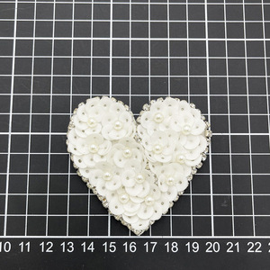 Parche <span class=keywords><strong>de</strong></span> <span class=keywords><strong>fieltro</strong></span> con forma <span class=keywords><strong>de</strong></span> corazón y flores bordadas con cuentas <span class=keywords><strong>de</strong></span> cristal, accesorios <span class=keywords><strong>de</strong></span> costura para ropa, reparación DIY, insignia para sombrero y bolso, estilo bordado - Product Image 4