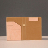 Carpeta de Archivo con Clip de Cuero PU Marrón A4 de AP Group Industries, Impresa Digitalmente/UV, con Clip Magnético para Documentos de Oficina