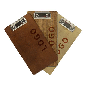 Menu presse-papiers en <span class=keywords><strong>bois</strong></span> avec menu <span class=keywords><strong>de</strong></span> restaurant Clip sur feuille <span class=keywords><strong>de</strong></span> papier dans le restaurant Presse-papiers Mock up Menu Mock up - Product Image 1
