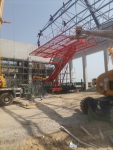 Plateforme de travail aérienne sur chenilles rouge, alimentée au diesel, système entièrement hydraulique pour les élévateurs de construction en haute altitude - Product Image 3