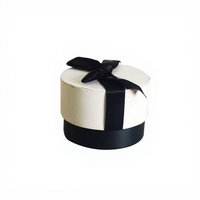 Boîte cadeau ronde de luxe personnalisée avec ruban noir, boîte d'emballage cylindrique rigide élégante pour les cadeaux de mariage et d'anniversaire