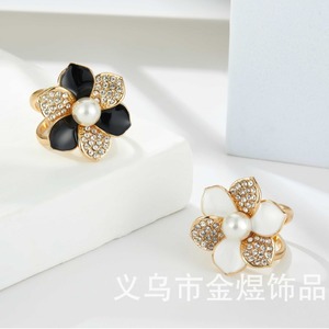 Hebilla de Perlas con Forma de Flor, Incrustaciones en Blanco y Negro, para Pañuelo o Bufanda, Invierno 2023, Origen Jinhua - Product Image 1