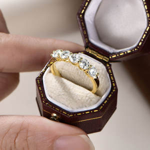 Delicati <span class=keywords><strong>Anelli</strong></span> con <span class=keywords><strong>Cinque</strong></span> Diamanti Principessa, Argento Sterling 925 Antiossidante, Moissanite 1CT VVS GRA, Gioielli per Donne - Product Image 4