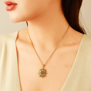 Collar con colgante de circonita azul en forma de sol, chapado en oro de 18k, acero inoxidable, joyería de moda para el tiempo libre - Product Image 2