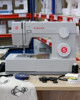 Machine à coudre SINGER Heavy Duty 4423, machine à point droit robuste à aiguille simple, machine à coudre portable pour la maison