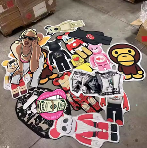 Tappeto Artistico Antiscivolo Ispirato allo Streetwear Trendy per Camera da Letto e Arredamento Urbano Hip Hop - Product Image 1