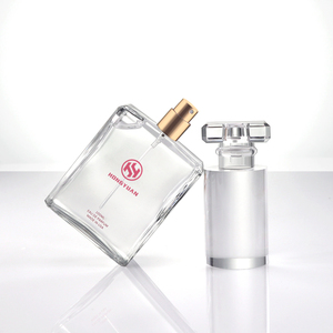 Bouteille de <span class=keywords><strong>Parfum</strong></span> en Verre Carrée Plate de 50 ml, Vide et Rechargeable, avec Bouchon Noir Mat à Vis, Pompe Vaporisatrice et Sérigraphie - Product Image 4