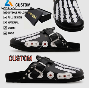 Zuecos Punk Personalizados <span class=keywords><strong>de</strong></span> Cuero PU con Bordado <span class=keywords><strong>de</strong></span> Esqueleto para <span class=keywords><strong>Hombre</strong></span>, Zuecos Antideslizantes para Mujer, Servicios <span class=keywords><strong>de</strong></span> Fabricación <span class=keywords><strong>de</strong></span> Zapatos Personalizados - Product Image 1