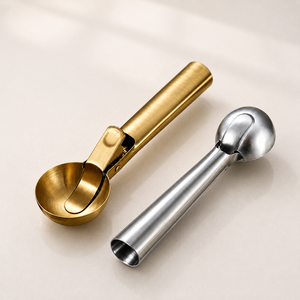 Cuchara para Helado Solidus Ecológica y Minimalista de Acero Inoxidable Chapado en Oro con Mango Largo para Yogurt Congelado, Gelatos y Sundaes - Product Image 1