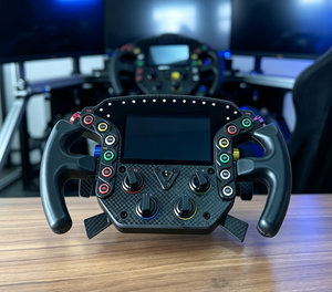 Volante de Carreras de Alta Gama en Fibra de Carbono con Aspecto de Fórmula 1, Pantalla Integrada en el Tablero y Botones Programables - Product Image 1