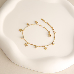 สร้อยข้อมือห้อยจี้ประดับเพชร CZ รุ่น SL169 ชุบทอง 18K ดีไซน์สวยงาม วัสดุสแตนเลส รูปหัวใจ ดาว ดอกไม้ สำหรับผู้หญิง - Product Image 6