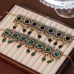 भारतीय शैली तीन-टुकड़ा धातु स्टडेड डायमंड स्क्वायर एक्सेसरी सेट जुमस्टोन नेरिंग संयोजन मुख्य मिश्र धातु - Product Image 5