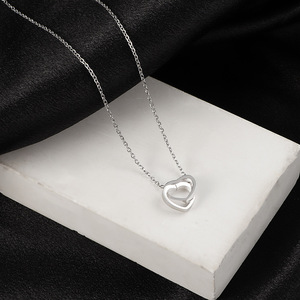 Collar Minimalista de Acero Inoxidable Chapado en Oro de 18K con Cierre de Doble Corazón para Mujer |   Impermeable, Hipoalergénico, No se decolora - Product Image 4