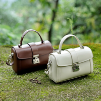 Tas Selempang Mini Kulit Asli OEM Kustom Wanita, Model Kotak dengan Gesper Kunci, Solid, Ringkas, Dapat Disesuaikan, Grosir Pabrik untuk Penggunaan Sehari-hari