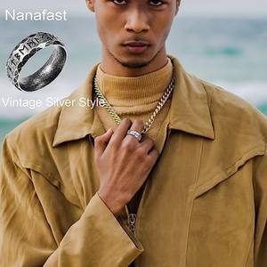 Anillo Nórdico <span class=keywords><strong>de</strong></span> Acero <span class=keywords><strong>de</strong></span> Titanio Chapado en Oro Real con Runas Vikingas Elder Futhark, Anillo <span class=keywords><strong>de</strong></span> Pareja con Letras Antiguas Vintage, Resistente al Deslustre - Product Image 5