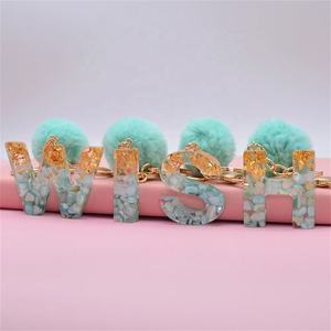 LLavero con letras de pompón <span class=keywords><strong>verde</strong></span>, llavero con alfabeto inglés, accesorio para espejo de coche de resina degradado brillante, abalorios para <span class=keywords><strong>bolso</strong></span> de mujer - Product Image 3