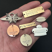 Consen Maßgefertigte Emaille-Kleidungslogos Design Individuelle Kleidungsetiketten Schal Metall-Loch-Etiketten