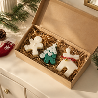 Set Regalo di Candele Profumate Natalizie 3 Pezzi in Cera di Soia: Pera Inglese, Fresia, Abete Verde, Bacche Rosse 23x12x5cm - Vendita all'Ingrosso
