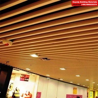 Techos suspendidos de metal perforado, listones lineales de aluminio en forma de U, techo de baffles, diseño de techo falso con acabado de madera para restaurantes