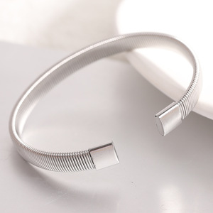 Bracelet ouvert géométrique élastique en acier inoxydable doré 6 mm, bijoux unisexes, bracelet tendance - Product Image 3