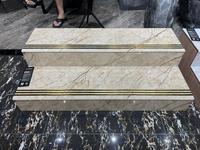 Carreaux de sol modernes 470x1200mm en marbre beige brillant doré pour escaliers, idéaux pour la décoration des escaliers de villas et d'hôtels en Guangdong