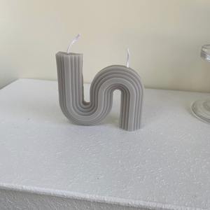 Décoration d'intérieur en gros, bougies parfumées originales personnalisées, bougies blanches en forme de pilier, bougies esthétiques colorées avec un design unique - Product Image 3