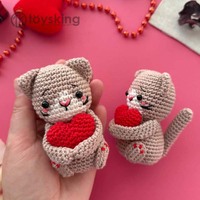 Peluche chat en crochet en forme de cœur - Fait main pour la Saint-Valentin, adorable poupée chaton sur le thème de l'amour avec cœurs brodés, chat de la Saint-Valentin