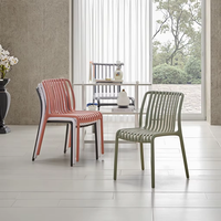 Chaises d'extérieur empilables nordiques bon marché en gros Chaise de salle à manger de restaurant en plastique PP pour hôtel moderne pour événements Café