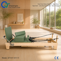 Reformer de Pilates pliable en bois d'érable vert sauge avec barre en bois massif pour studios de bien-être inspirés de la nature