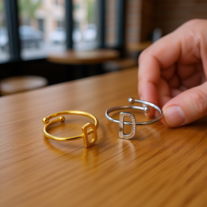 Bague en acier inoxydable Angelina avec lettre D, ouverte et réglable, bijoux tendance pour femmes et hommes - Product Image 2