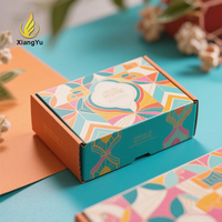 Boîtes cadeaux de mariage en carton ondulé imprimées sur mesure, design géométrique coloré, pliables pour les cadeaux et les faveurs de mariage avec logo personnalisé