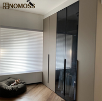 Conception de dressing sur mesure de luxe moderne avec planification personnalisée des armoires pour les intérieurs de villas