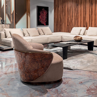 Fauteuil d'appoint de luxe de designer italien, en forme de coquille, avec plis verticaux, en velours et placage de bois Radica haute brillance, pour villa