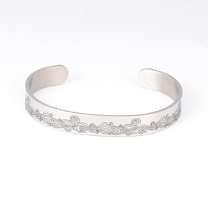Pulsera Ajustable de Acero Inoxidable Plateada con Patrón de Ondas Grabado, Regalo de Joyería Unisex - Product Image 4