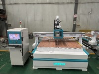 Machine d'étiquetage CNC pour la production de meubles en panneaux, avec routeur ATC, perçage, chargement et déchargement automatiques du bois, et perçage en rangée