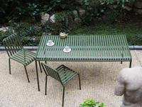 Ensemble de salle à manger extérieur moderne et durable en fer avec table, chaises et banc pour ferme, villa, salon