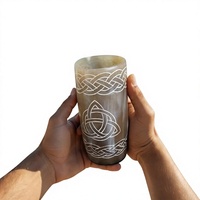 Gobelet artisanal en corne de buffle, forme naturelle, motif nœud celtique sculpté, objet d'art et de collection, verre en corne