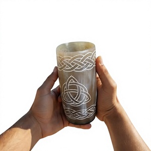 Vaso de cuerno de búfalo hecho a mano, forma natural, diseño de nudo celta tallado, arte coleccionable, decoración, vaso de cuerno. - Product Image 1