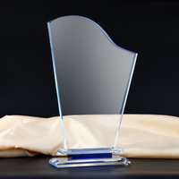 Vente directe d'usine : Trophée en cristal transparent bleu clair, moderne et simple, pour récompense, cadeau de festival, trophée en cristal transparent personnalisé