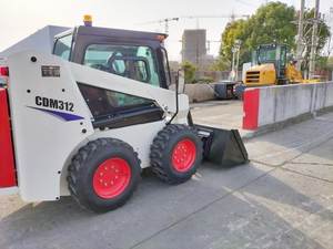 베일 핸들러 부착물이있는 소형 1.2 톤 스키드 스티어 로더 CDM312 - Product Image 2