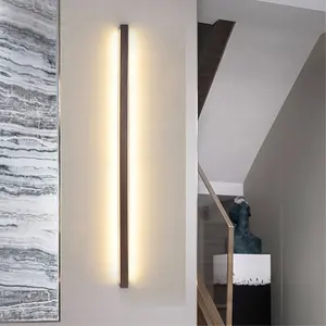 Lampada da parete in legno a LED moderna nordica in noce nera per sala da pranzo soggiorno semplice striscia lunga applique da parete scala sfondo decor