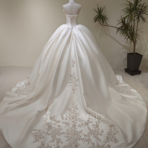 LY106 Magnifique robe de mariée longue en satin sans bretelles, ornée de paillettes, de volants, de dentelle et de fleurs en cristal pour femmes - Product Image 2